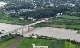 Cầu hơn 120 tỷ xây xong nằm ‘phơi nắng mưa’ chờ… 3 hộ dân 