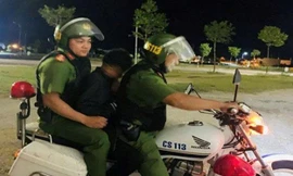 Cảnh sát đưa thiếu niên 14 tuổi đi cấp cứu sau khi hút thuốc lá từ người lạ