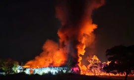 Hơn 70 cảnh sát xuyên đêm dập lửa tại xưởng nhựa ở Quảng Ngãi