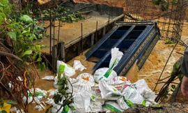 Cấp tốc dùng bao cát chặn kênh, ngăn nước sông tràn vào khu trung tâm Quảng Ngãi