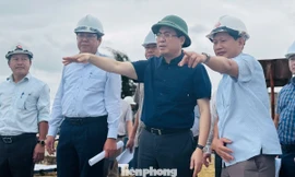 Chủ tịch Quảng Ngãi kiểm tra bờ biển, chỉ đạo ứng phó khẩn trước bão số 12