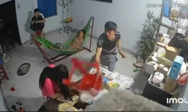 Phẫn nộ người đàn ông dùng ghế nhựa đánh liên tiếp vào đầu người phụ nữ