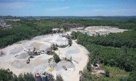 Chui vào thùng xe tải, tài xế không may bị máy xúc đổ đá vùi tử vong