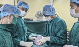 Cắt bỏ thành công khối u buồng trứng 'khổng lồ' nặng 5,5 kg