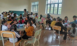 Thầy cô vùng cao ‘hóa đầu bếp’, nấu cơm cho học trò nghèo