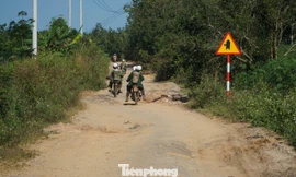 Đường 20 tỷ đồng mới xong đã nát, dân oằn mình vượt ổ voi ổ gà