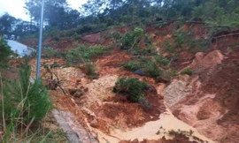 Tiếp tục sạt lở trên Quốc lộ 24 qua Măng Đen, giao thông tê liệt hoàn toàn