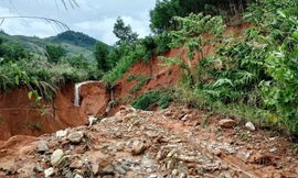 Đường vào thôn đứt gãy, hơn 300 người dân ở Quảng Ngãi bị chia cắt