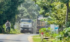 Xe tải, xe đầu kéo chở cát ‘đại náo’ tỉnh lộ 677 ở Quảng Ngãi