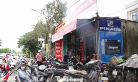 Ngâm trong nước lũ suốt tuần, hàng ngàn xe máy xếp hàng chờ 'cứu' 