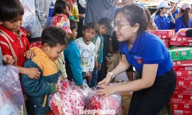 Vượt núi, 'cõng' yêu thương đến với bà con vùng sạt lở ở Đà Nẵng