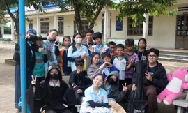 Bạn trẻ cõng 'Nắng ấm cho em' lên xã miền núi Trà Ka