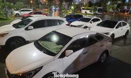 Nước ngấp nghé khu dân cư, người dân Đà Nẵng hối hả đưa ô tô 'chạy lụt'