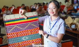 Người trẻ giữ nghề xưa phố Hội