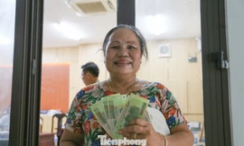 Người dân Đà Nẵng phấn khởi xếp hàng nhận quà Tết Độc lập