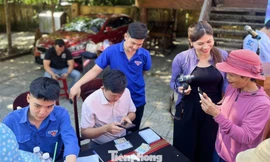 Đoàn viên ‘1 kèm 1’ hỗ trợ người dân Đà Nẵng làm thủ tục trực tuyến 