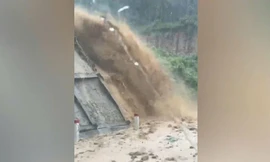 CLIP: Nước và đất đá đổ xối xả xuống đường đèo An Khê