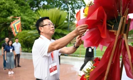 Trong không khí trang nghiêm, đoàn đã dành phút mặc niệm tưởng nhớ công lao to lớn của ba anh em nhà Tây Sơn: Nguyễn Nhạc, Nguyễn Huệ, Nguyễn Lữ