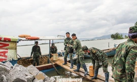 Bộ đội xuyên tết dựng lại mái ấm cho người dân