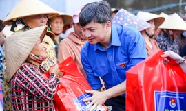Trung ương Đoàn trao tặng 2.000 túi an sinh cho người dân vùng lũ Gia Lai