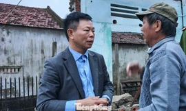 Báo Tiền Phong cùng các nhà hảo tâm chia sẻ khó khăn với người dân vùng lũ Đắk Lắk