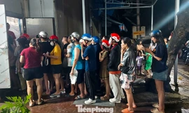 Sau bão số 13, người dân ở Gia Lai chen nhau mua đá lạnh vì mất điện kéo dài