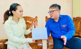 Thăm hỏi gia đình đoàn viên tử nạn khi khắc phục hậu quả của bão