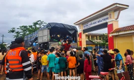 Nghĩa tình theo những chuyến xe vào ‘rốn lũ’ Hòa Thịnh