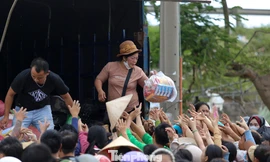 VIDEO: Nước lũ rút, ấm áp tình người ở Đắk Lắk