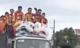 Nữ tài xế chở đoàn múa lân ngồi trên nóc xe tải bị xử phạt
