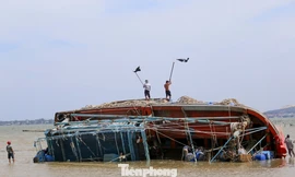 Ngư dân căng mình giải cứu tàu cá mắc cạn sau bão