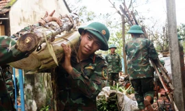 Tình người giữa tâm bão