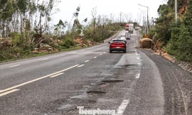 Cận cảnh Quốc lộ 1D nối Gia Lai với Đắk Lắk xuống cấp sau mưa lũ