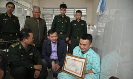 Thiếu tá Biên phòng rách chân vẫn bơi ngược dòng cứu dân giữa mưa lũ