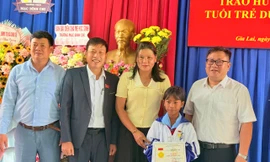 Trao Huy hiệu Tuổi trẻ dũng cảm cho học sinh Gia Lai cứu người đuối nước