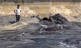 Nước thải đen ngòm tràn ra bãi biển ở Gia Lai