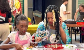 Khách Tây thích thú làm đèn trung thu