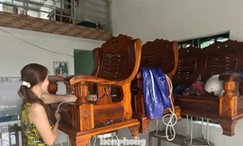 Người dân Đà Nẵng kê cao đồ đạc, đưa ô tô lên cầu, làm chuồng tạm cho trâu để tránh lũ