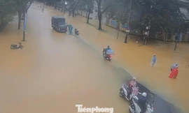 Mưa lớn khiến nhiều tuyến đường ở Huế ngập trở lại