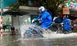 Mưa lớn xối xả, đường Đà Nẵng lại chìm trong nước