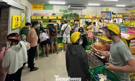 Người dân Đà Nẵng đổ xô mua thực phẩm dự trữ trước khi bão số 12 đổ bộ