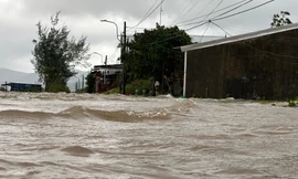 Nước phá Tam Giang tràn ngược vào khu dân cư gây ngập sâu