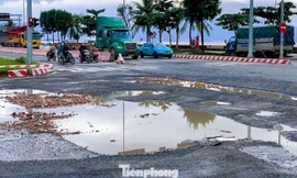 Ổ gà chi chít trên tuyến đường ở Đà Nẵng, nguy hiểm rình rập người tham gia giao thông