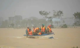 Nỗ lực tìm kiếm người mất tích trong dòng nước lũ ở Huế