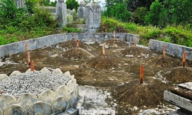 Huế: Dân bức xúc vì loạt mồ mả bị cắm cọc không rõ nguyên nhân