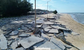 Bãi tắm nổi tiếng tại Huế hoang tàn sau bão số 10