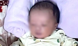 Bé trai sơ sinh chưa rụng rốn bị bỏ rơi trước cổng nhà dân ở Huế