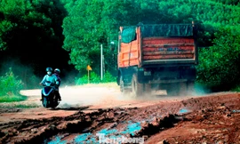 Huế: Xe tải hạng nặng cày nát tỉnh lộ huyết mạch
