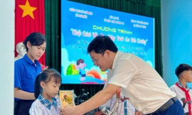 Nhiều học sinh Huế nhận quà tặng xe đạp, dụng cụ học tập dịp lễ 2/9