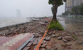 Sông Hàn mùa bão, bờ kè đường Như Nguyệt 'kêu cứu'